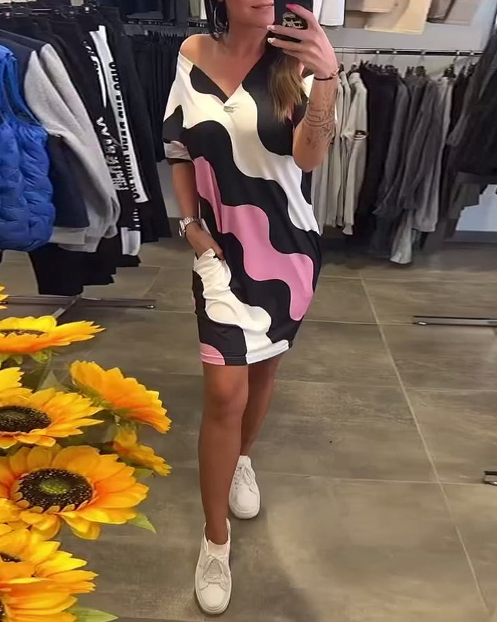 Karina | Sukienka z falistym nadrukiem i dekoltem w serek